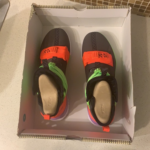 Lebron Soldier XIII SFG . Size 13 - Picture 3 of 3